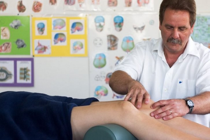 Bildausschnitt einer physiotherapeutischen Einzelbehandlung am Knie