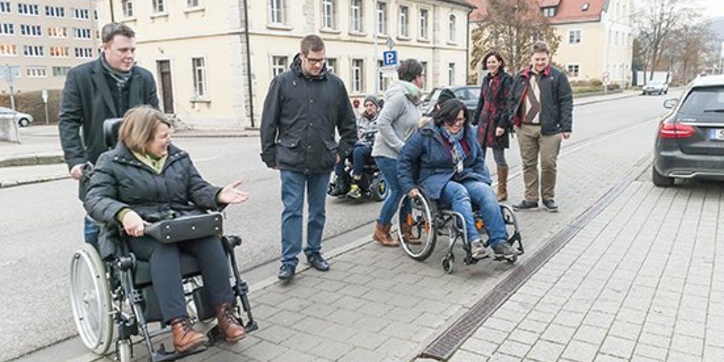 Selbsterfahrung im Rollstuhl - Gemeinde plant erste Schritte für barrierefreies Kipfenberg