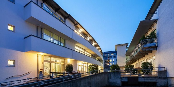 VAMED Rehazentrum Karlsruhe in Abendstimmung der Ort fuer individuelle Rehabilitationsmöglichkeiten