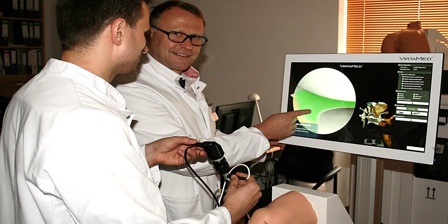 Assistenzärzte trainieren operieren am Simulator