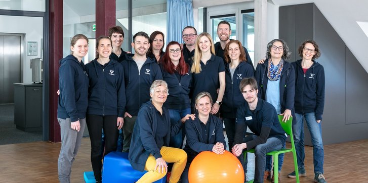 Gruppenbild einiger Therapeuten des VAMED Rehazentrum Karlsruhe