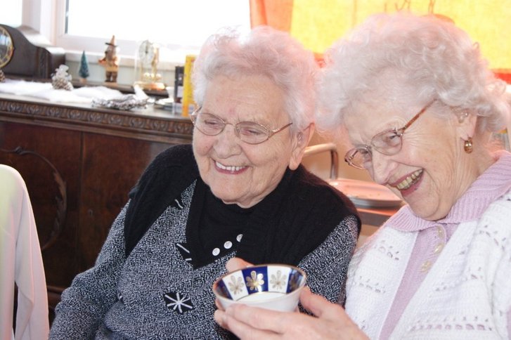 Ältere Damen beim Kaffeekränzchen