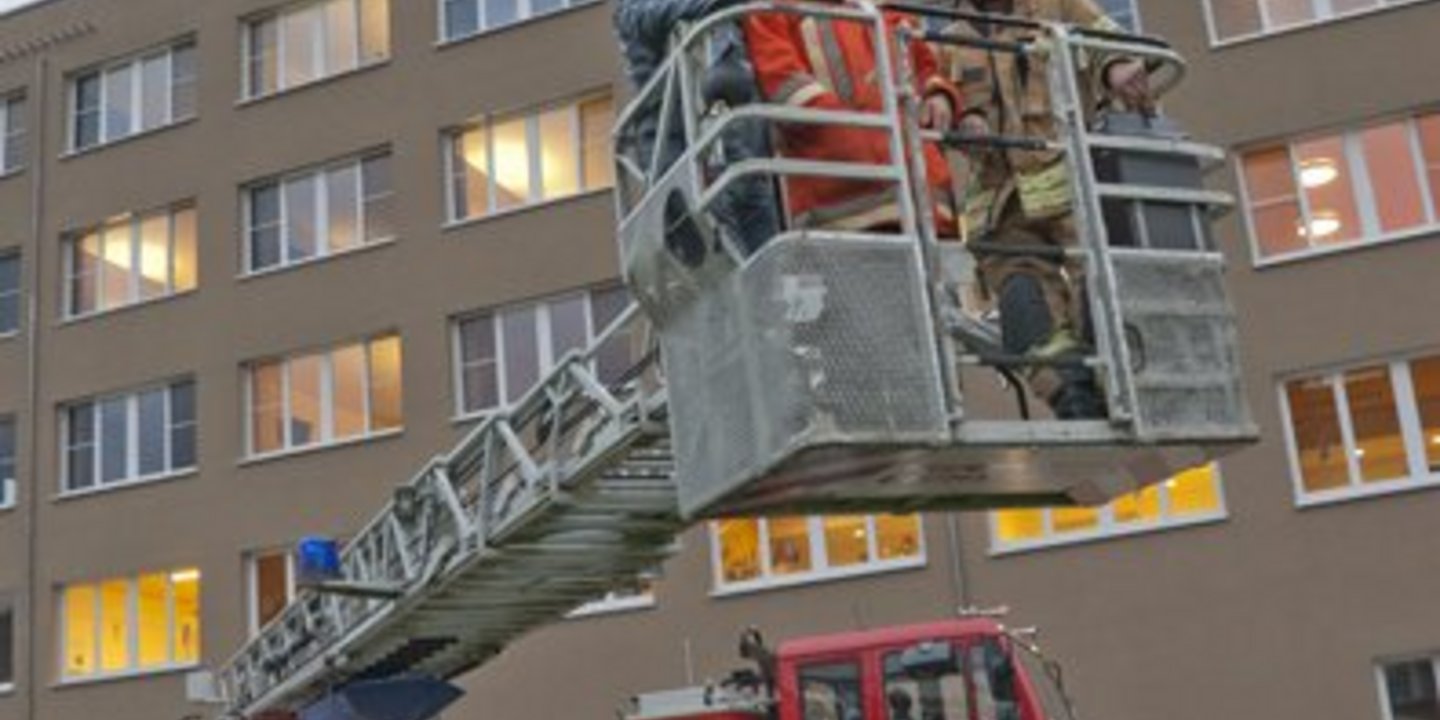 Geschäftsführer hebt mit Feuerwehr ab - Brandschutzübung in der HELIOS Klinik Kipfenberg