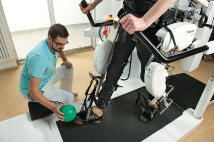 Robotikgestützte Therapie: Hilfe beim Laufen durch den „Roboter“