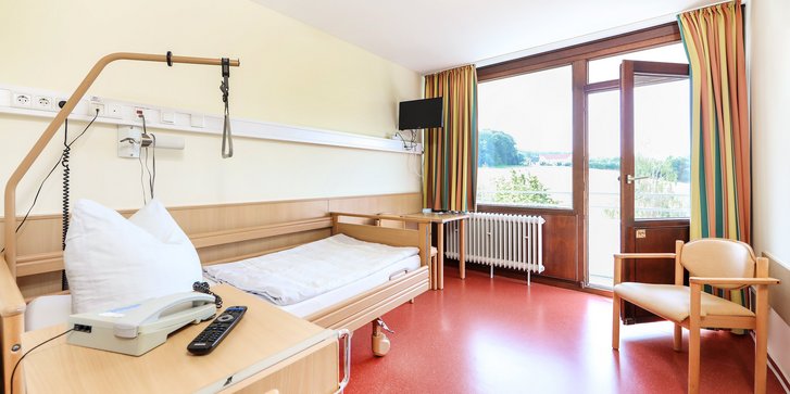 Patientenzimmer der VAMED Rehaklinik Bad Salzdetfurth