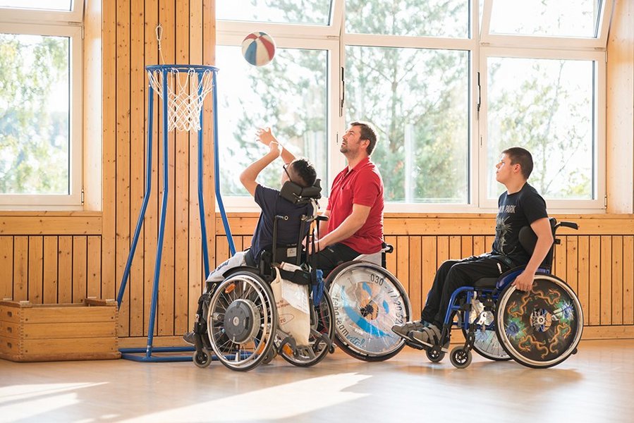 Rollstuhlbasketball in der Helios Klinik Hohenstücken